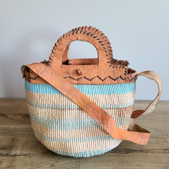 African woven sisal shoulder bag with leather strap and handles. - Picture 1 of 8